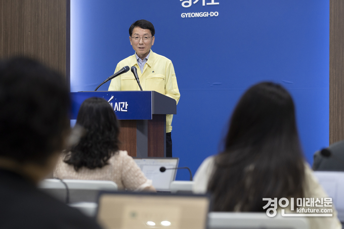 김성중 행정1부지사가 11일 오전 경기도청 브리핑룸에서 경기도 극한 폭염 긴급대책 발표를 하고 있다. <사진=경기도>