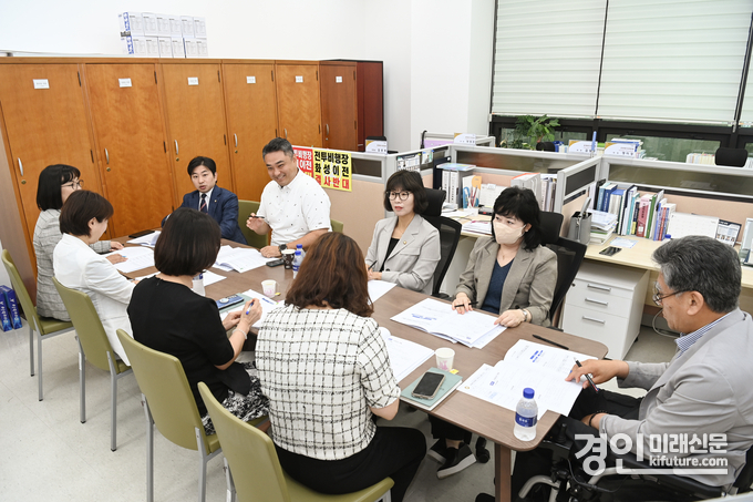 화성특례시의회 문화복지위원회 위원들이 시설관계자들에게 설명을 듣고 있다. <사진=화성시의회>