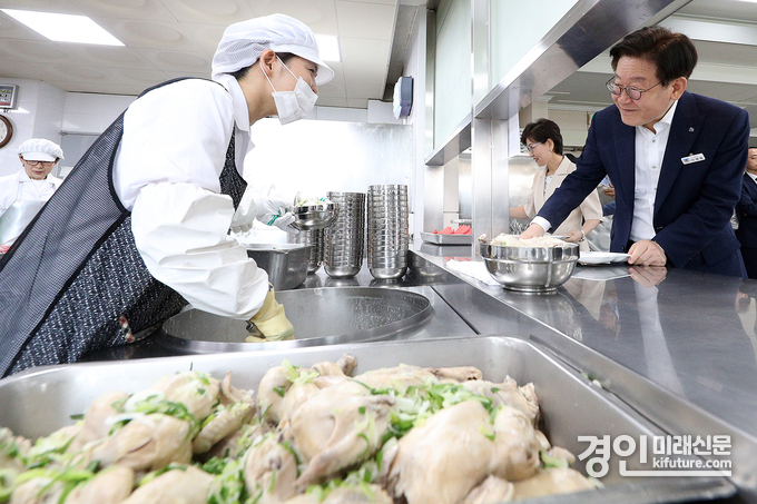 2019년 이재명 경기도지사가 7월 12일 경기도청 구내식당에서 점심 식사로 삼계탕을 배식 받고 있다. <사진=경기도>