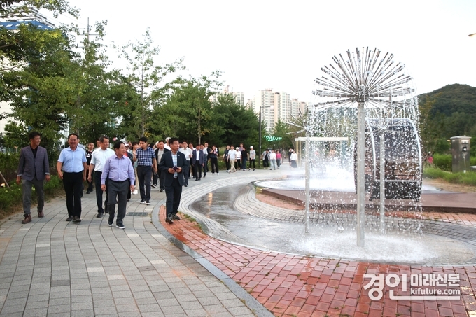 남양주시 관계자들이 왕숙천 테마정원을 둘러보고 있다. <사진=남양주시>