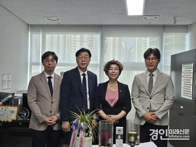 정경자 경기도의원이 FTA 활용 확대 및 글로벌 통상환경 변화에 대응 논의를 하고 관계자들이 기념촬영을 하고 있다. <사진=경기도의회>