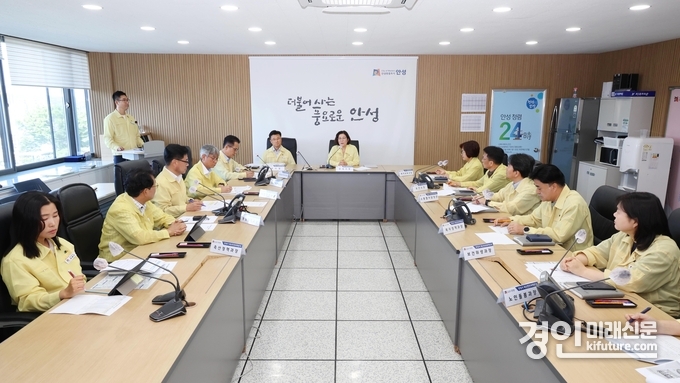 안성시가 폭염대책TF 긴급회의를 열고 있다. <사진=안성시>