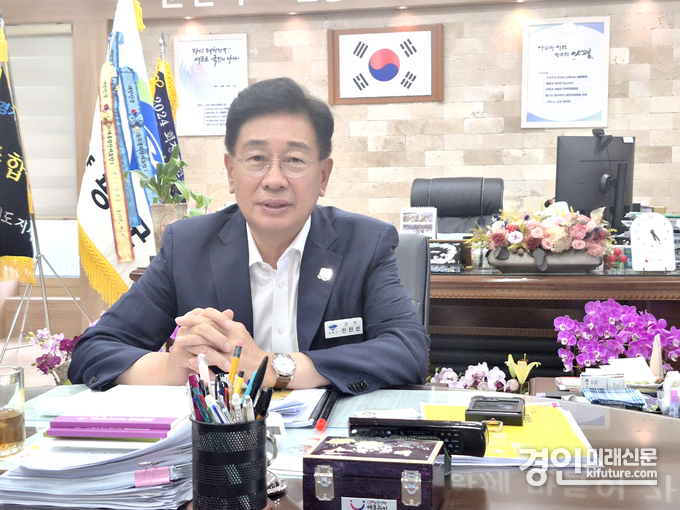 전진선 양평군수가 양평고속도로 노선 추진과정에 대해 자세히 설명하고 있다. <사진=민경호 기자>