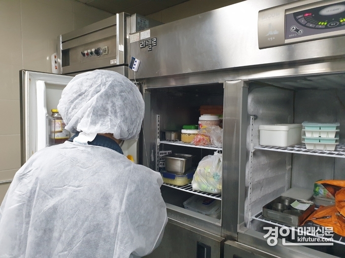 광명시 관계자가 다중이용시설 식품취급업소 집중점검을 실시하고 있다. <사진=광명시>