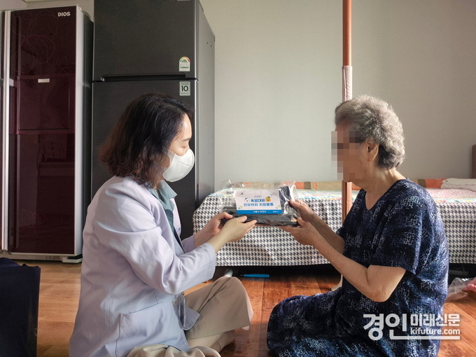시흥시 보건소 방문간호사가 건강취약계층 어르신에게 폭염 대비 물품을 전달하고 있다. <사진=시흥시>