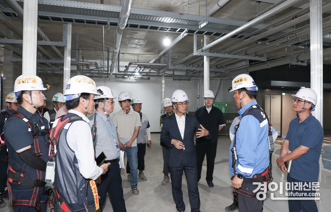 류윤기 iH 사장이 지난 11일 검단신도시 내 주택건설사업지구인 AA10-1BL 현장을 점검하고 있다. <사진=iH>