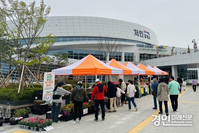용인시가 매주 일요일 처인휴게소에서 로컬푸드 직거래 장터를 운영하고 있다. <사진=용인시>