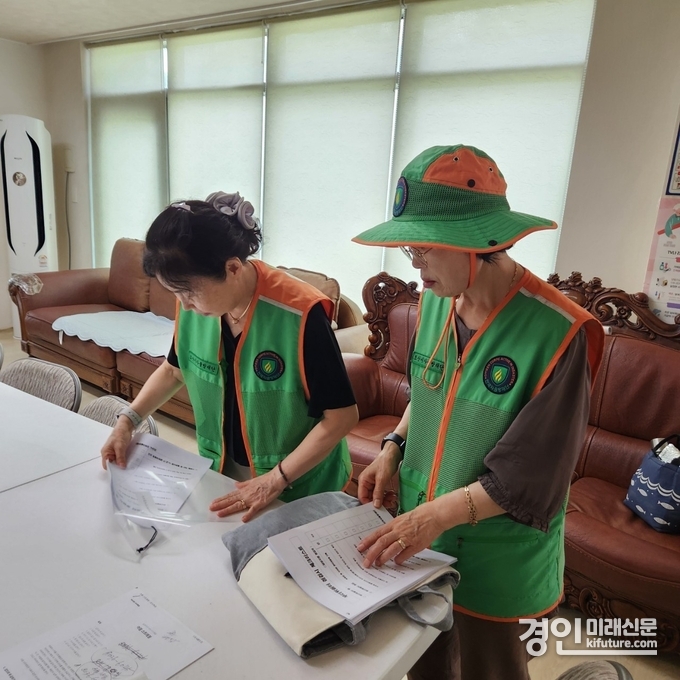 오산시·자율방재단이 무더위쉼터를 점검하고 있다. <사진=오산시>