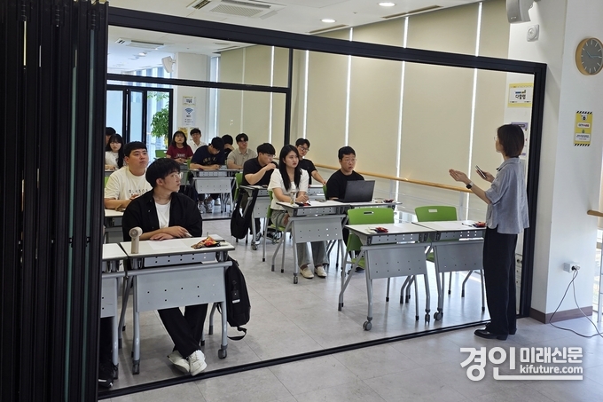 용인시가 지역내 반도체산업 관련기업 4곳의 신입사원을 대상으로 통합교육을 실시하고 있다. <사진=용인시>