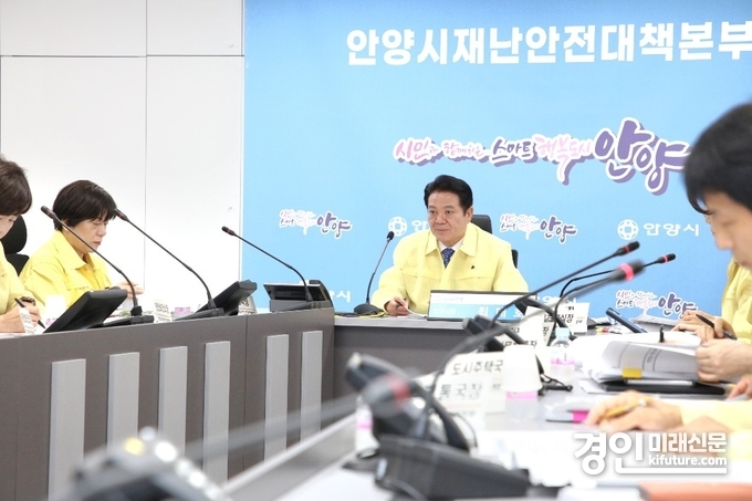 안양시가 15일 오전 8시30분 시청 8층 재난안전상황실에서 최대호 안양시장 주재로 폭염 대책 보고회를 열고 있다. <사진=안양시>