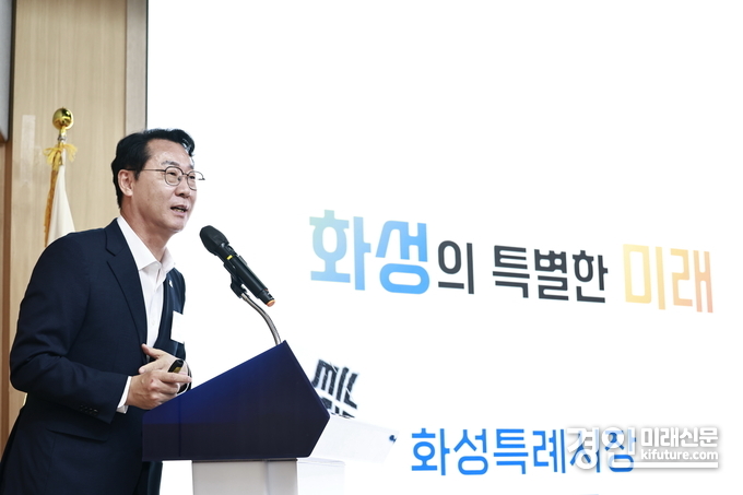정명근 화성특례시장이 ‘기업과 함께 만드는 화성의 특별한 미래’를 주제로 발표를 하고 있다. <사진=화성시>