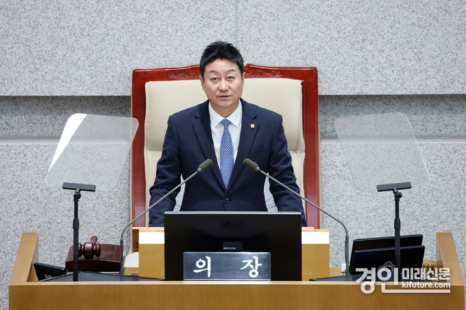 김진경 경기도의회 의장이 15일 열린 제385회 임시회 본회의에서 개회사를 하고 있다. <사진=경기도의회>