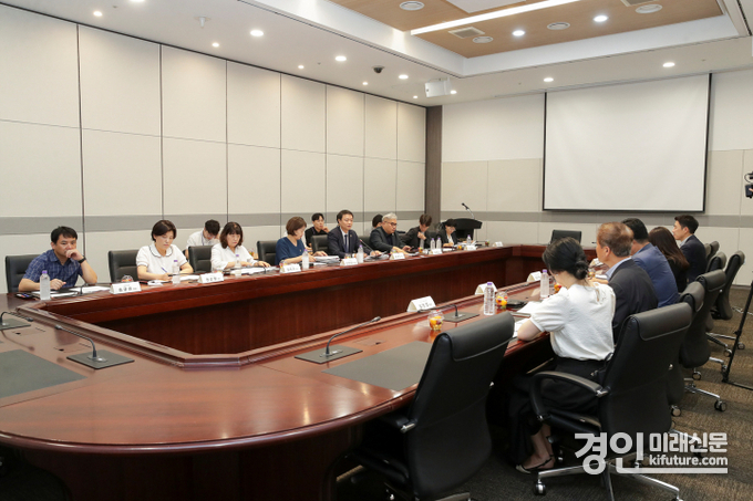 고양시의회 킨텍스 특위가 행정사무조사 일환으로 킨텍스를 방문해 관련 자료 열람을 요청하고 있다. <사진=고양시의회>