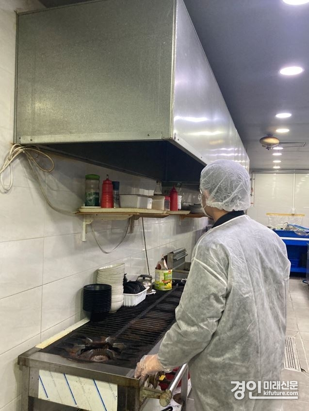 인천 연수구 관계자가 APEC 정상회의 앞두고 음식점 위생 등급 지정을 위한 점검을 실시하고 있다. <사진=연수구>