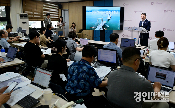 김인수 교통국장이 15일 시청 브리핑룸에서 교통국 소관 현안과 관련해 기자브리핑을 하고 있다. <사진=인천시>