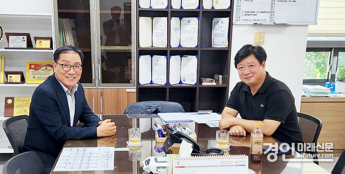 인천시의회 한민수 의원과 인천남동구의회 황규진 의원(총무위원장)이 닥터헬기 전용 계류장 설치 관련 남동구의회 재상정(공유재산관리계획안)에 대해 협의를 하고 기념촬영을 하고 있다. <사진=인천시의회>