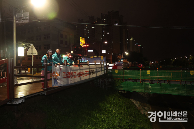 광명시 일대에 호우주의보가 발령된 가운데 광명시의원들이 시민 안전을 위해 하천 수위 등을 살펴보고 있다. <사진=광명시의회> 