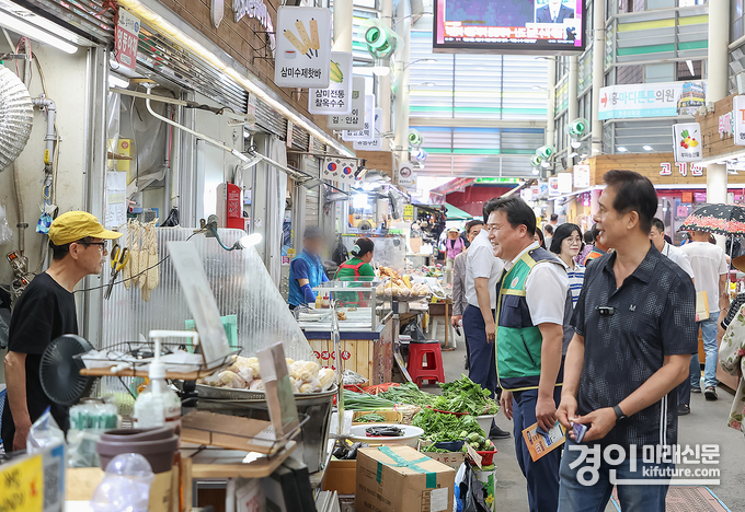 지난 10일 임병택 시흥시장이 삼미시장 상인과 대화를 나누고 있다. <사진=시흥시>