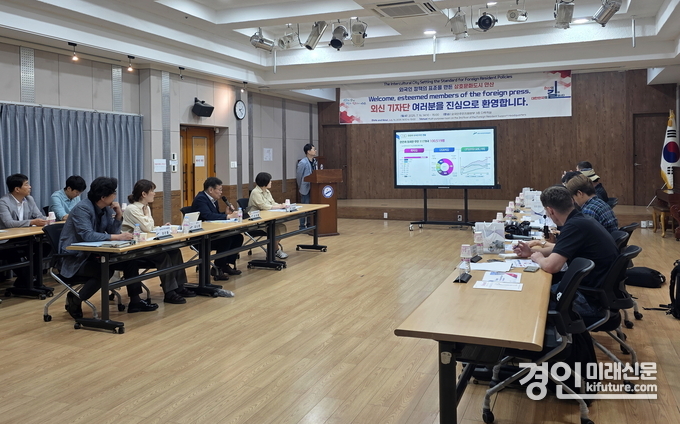 안산시가 26개국 외신기자단에세 안산시를 소개하고 있다. <사진=안산시>