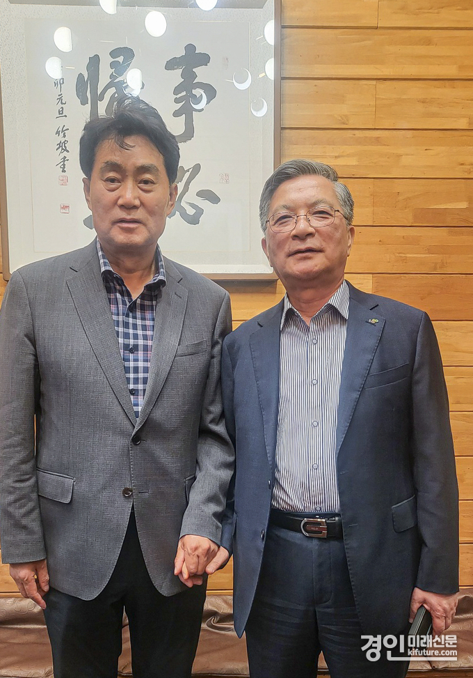 하은호군포시장(왼쪽)과 이한준 LH사장이 기념촬영을 하고 있다. <사진=군포시>