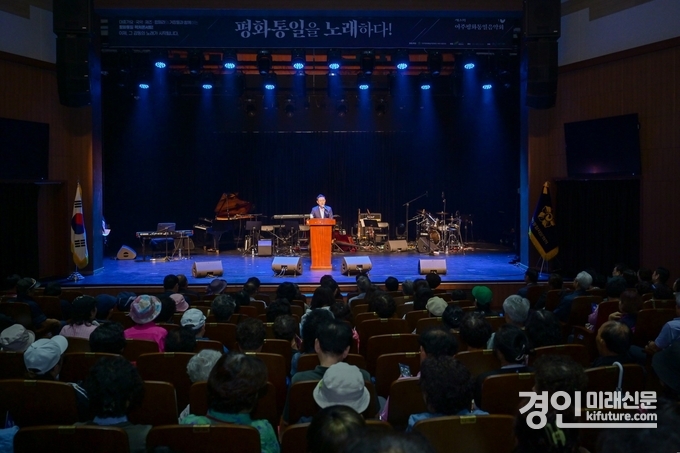 이충우 여주시장이 민주평화통일자문회의 여주시협의회 '제3회 평화통일음악회'에서 축사를 하고 있다. <사진=여주시>