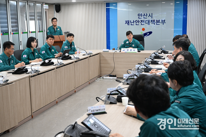 이민근 안산시장이 집중호우 대응 상황을 점검하고 있다. <사진=안산시>