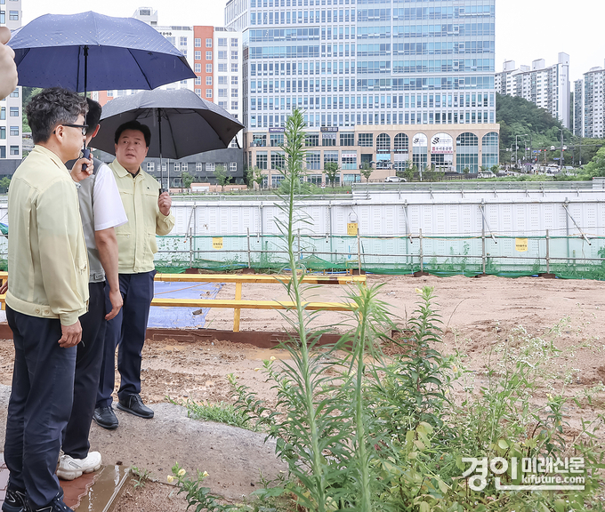 임병택 시흥시장(오른쪽)이 18일 오전 월교~판교 복선전철 제3공구 현장을 점검하고 있다. <사진=시흥시>
