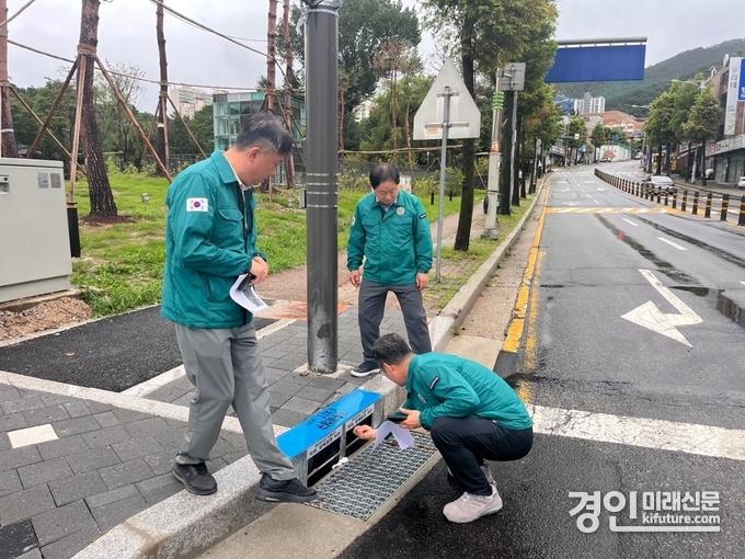 주광덕 남양주시장(가운데)이 호우 피해 취약지역을 점검하고 있다. <사진=남양주시>