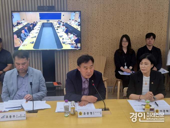 윤종영 경기도의원(가운데)이 '경기북부 대개발 2040 의견 수렴 간담회'에서 발언을 하고 있다. <사진=경기도의회>