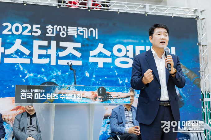 배정수 화성시의회 의장이 마스터즈 수영대회에서 축사를 하고 있다. <사진=화성시의회>