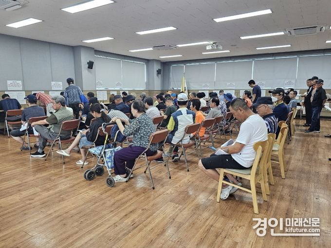 민생회복 소비쿠폰 신청 첫날 신천동 행정복지센터에서 신청자들이 대기하고 있다. <사진=시흥시>