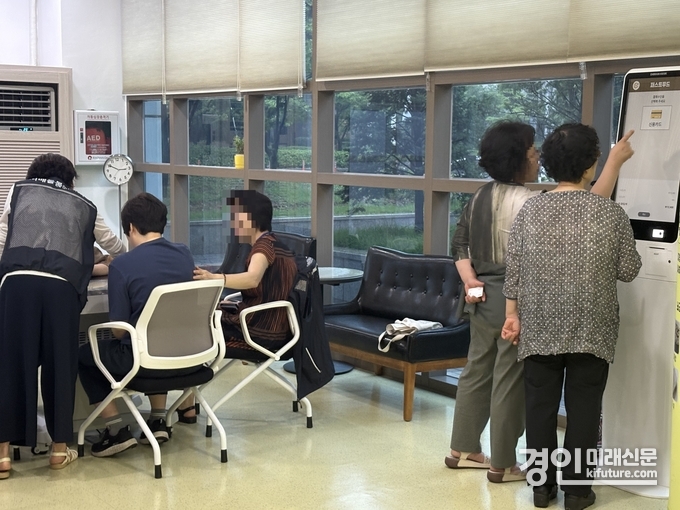인천 연수구가 정보통신기술(ICT) 활용 치매예방 프로그램을 진행하고 있다. <사진=연수구>