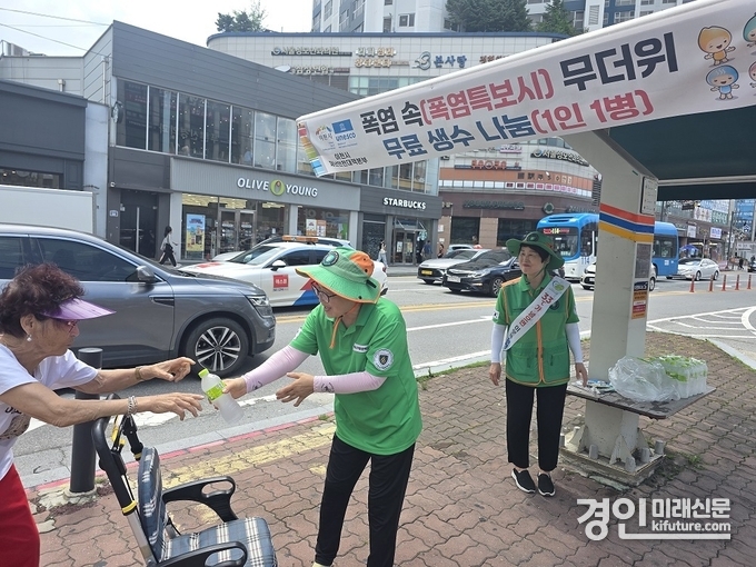 이천시 관계자가 무더위를 식히는 얼음 생수를 시민들에게 나눠주고 있다. <사진=인천시>
