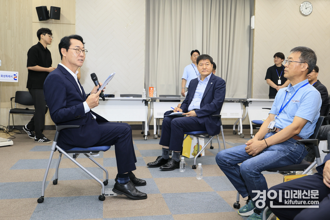 정명근 화성시장(왼쪽)이 시민감사관들과 향후 활동 방향에 대해 의견을 나누고 있다. <사진=화성시>