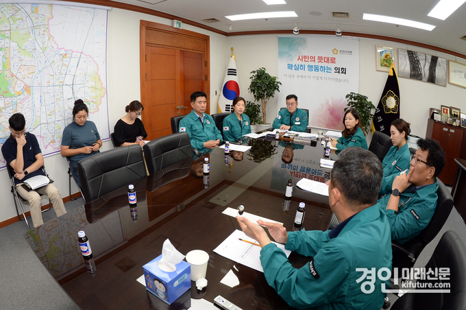 오산시의회가 옹벽 붕괴 사고 관련 집행부에 시민 안전대책 마련을 당부하고 있다. <사진=오산시의회>