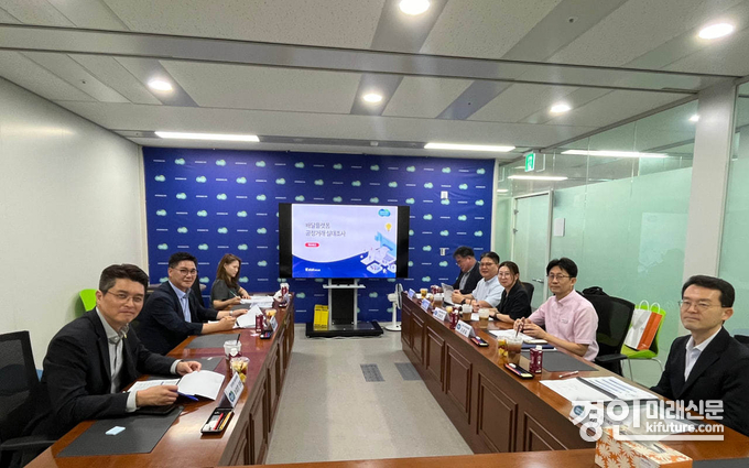 이재영 경기도의원이 경기도 배달플랫폼 공정거래 실태조사 용역 착수보고회에서 관계자들과 기념촬영을 하고 있다. <사진=경기도의회>