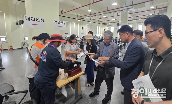정구원 화성특례시 제1부시장이 민생회복 소비쿠폰 접수 현장을 점검하고 있다. <사진=화성시>