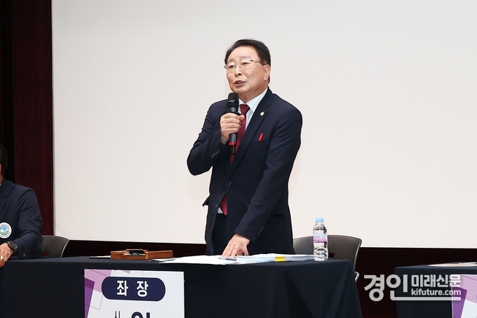 ‘시흥시 국공유지를 활용한 파크골프장 확충 방안’ 좌장을 맡은 안돈의 의원이 발언을 하고 있다. <사진=시흥시의회>