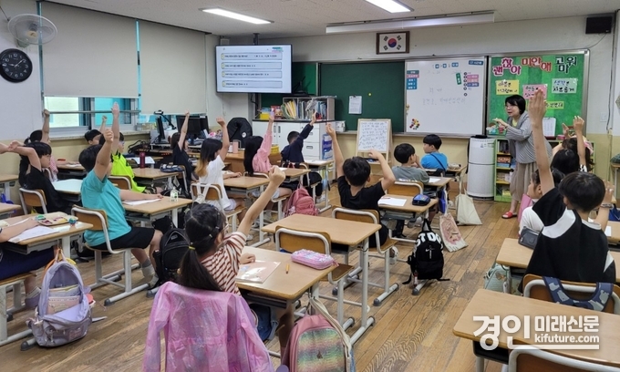 광명시가 ‘초등학생 치매파트너 교육’을 실시하고 있다. <사진=광명시>