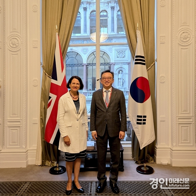 지난 22일(현지시간) 영국 런던 소재 영국 외무·영연방개발부 본청에서 정상혁 신한은행장(오른쪽)과 캐서린 엘리자베스 웨스트 영국 외무·영연방개발부 아태지역 담당 차관이 민간 금융기관 투자 협력을 위한 면담 후 기념 촬영을 하고 있다. <사진=신한은행>
