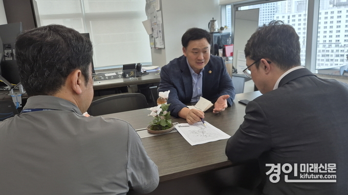 고준호 경기도의원이 파주 3호선 연장과 관련해 경기도 철도항만국 관계자들과 간담회를 갖고 있다. <사진=경기도의회>