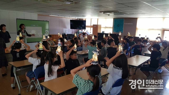 이천시 호법면이 매곡초등학교와 함께 만든 발광다이오드LED 감성랜턴 만들기 프로그램을 진행하고 있다. <사진=이천시>