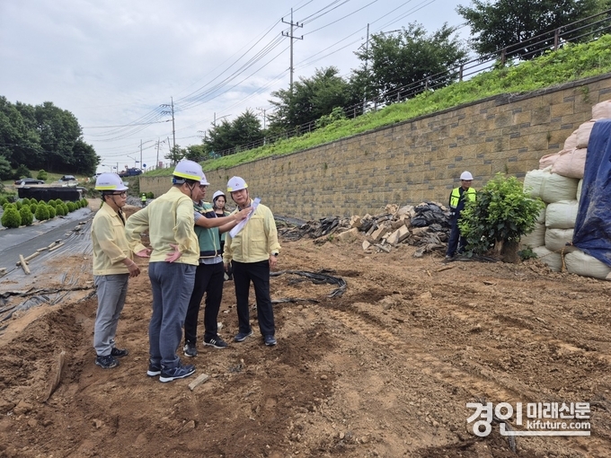 박승삼 시흥시 부시장이 미산동 시민교회 인근 보강토 옹벽 복구 현장에서 관계자에게 현황을 보고받고 있다. <사진=시흥시> 