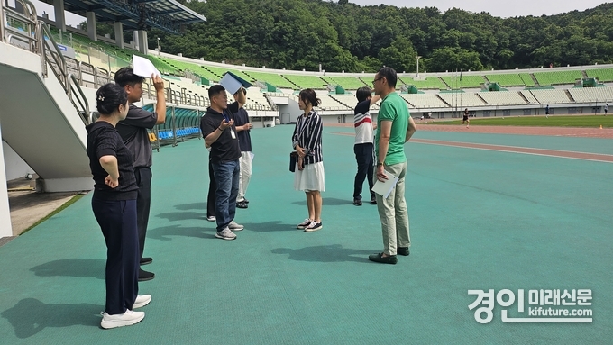 경기도장애인체욱회 관계자들이 경기도장애인생활체육대회 경기장 안전점검을 실시하고 있다. <사진=경기도장애인체육회>