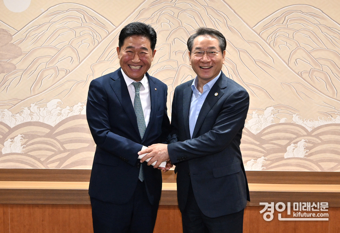 유정복 인천광역시장(오른쪽)이 25일 시청 대접견실에서 박종범 세계한인경제무역협회 회장 접견하고 기념촬영을 하고 있다. <사진=인천시>