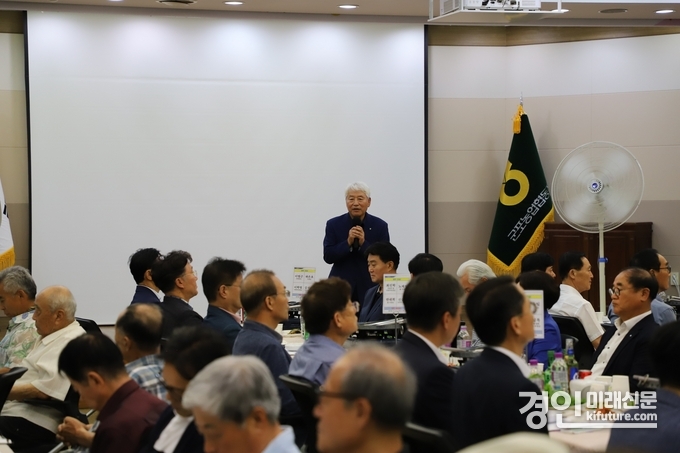 농정간담회와 우리농축산물소비촉진행사에서 이명근 조합장이 인사말을 하고 있다. <사진=군포시>