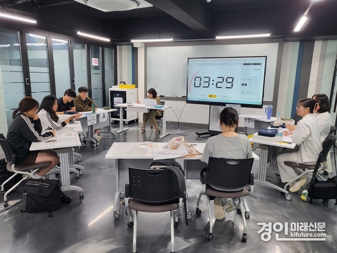 경기도교육청미래과학교육원이 2025 융합과학토론UI챌린지를 진행하고 있다. <사진=경기교육청>