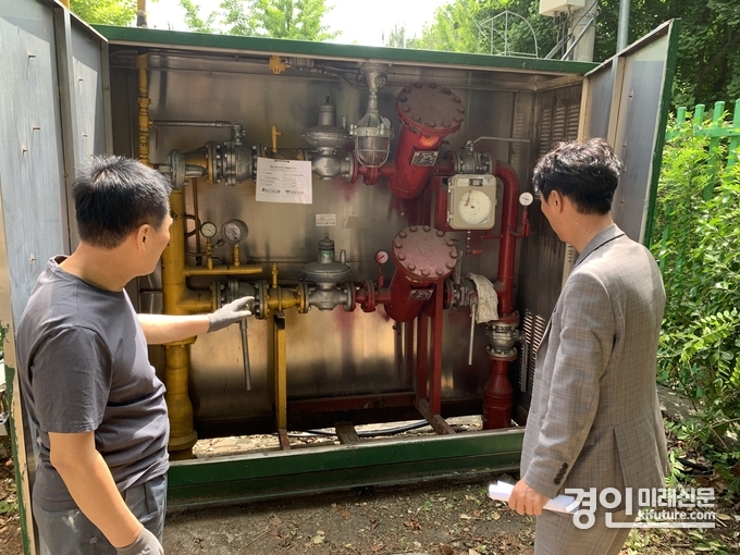 인천교육청 관계자가 학교 도시가스 시설을 점검하고 있다. <사진=인천교육청>