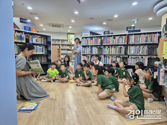 성남시 무지개도서관이 ‘동화책 읽어주기’ 독서문화 프로그램을 진행하고 있다. <사진=성남시>