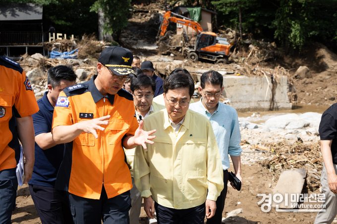 지난 22일 오후 소방당국 관계자가 김동연 경기도지사(오른쪽)에게 가평군 조종면 집중호우 피해 상황을 보고하고 있다. <사진=경기도>